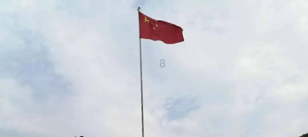 男子冬夜坠河，民警奋勇救人，现场画面